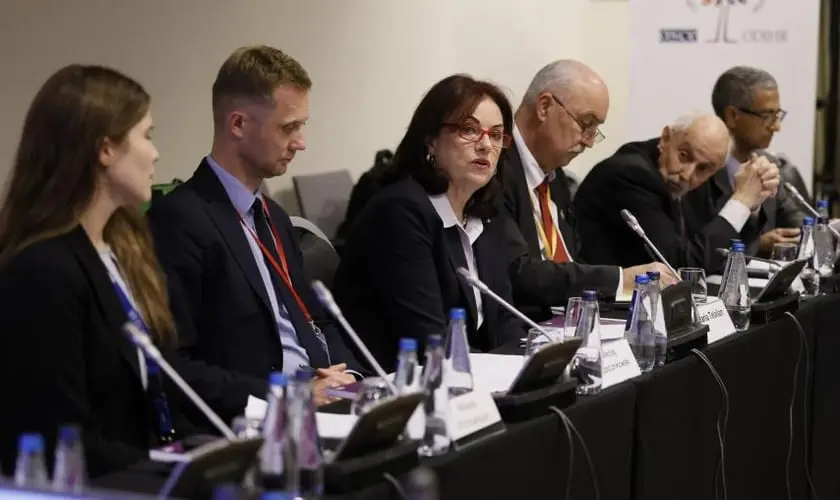 Um novo relatório alerta que os crimes de ódio e a perseguição contra cristãos e igrejas em toda a Europa estão sendo ignorados. Foto: OSCE/Piotr Dziubak