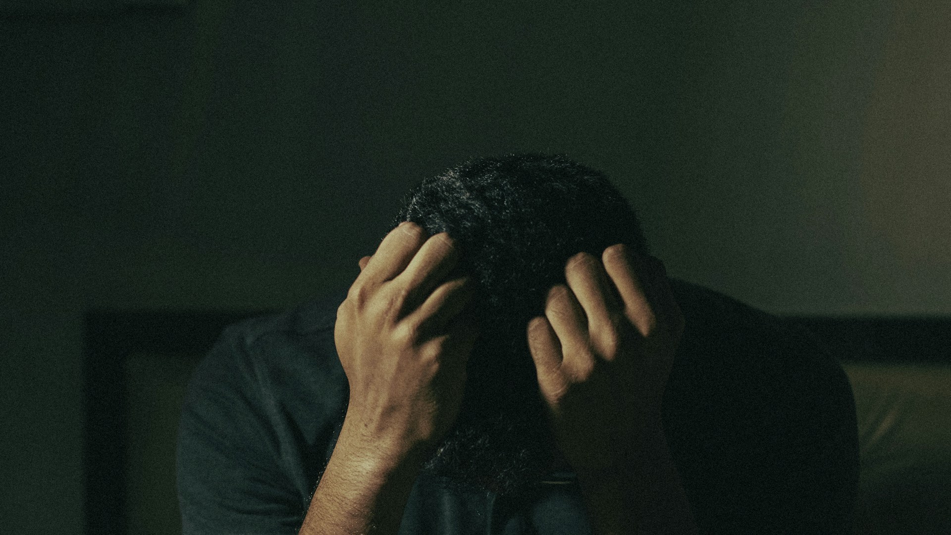 Homem revela como seu pai, um ex-satanista, foi confrontado pela presença de Deus, liberto de 12 demônios e resgatado das trevas. Foto: Representativa/Unsplash.