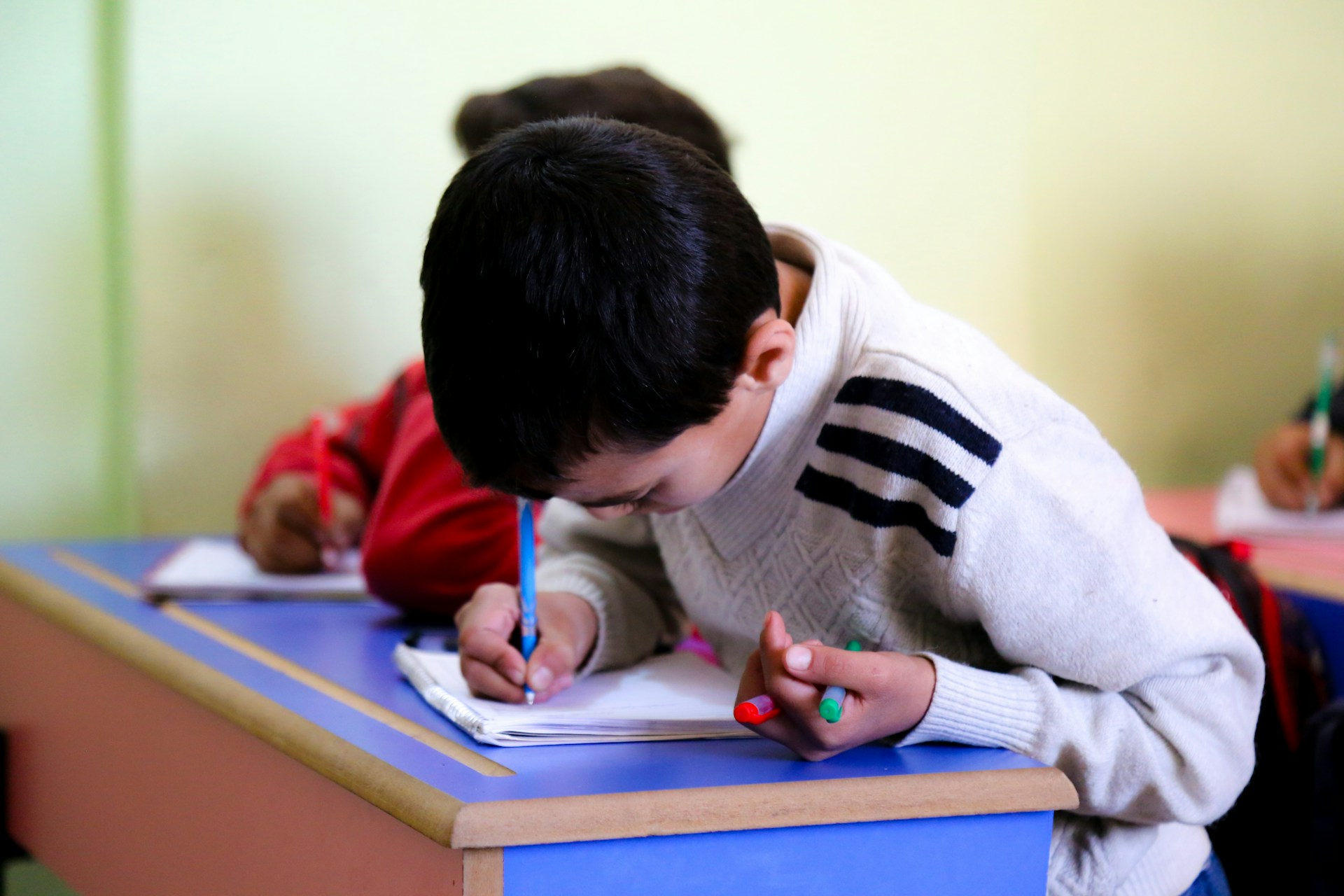 Crianças cristãs são forçadas a recitar orações islâmicas nas escolas no Irã enquanto seus pais ensinam o Evangelho em casa. Foto: Representativa/Unsplash.