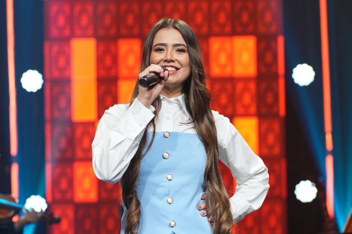 Tamy Klaus lança novo EP intitulado “O Segredo da Felicidade”, que reúne duas releituras e quatro canções inéditas. Foto: Divulgação.