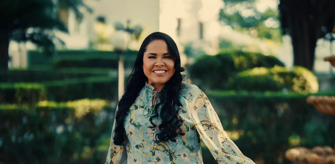 O novo single de Cassiane, "Marca o Meu Coração," é uma poderosa declaração de fé sobre resistir ao mundo e manter a adoração. Foto: Divulgação.
