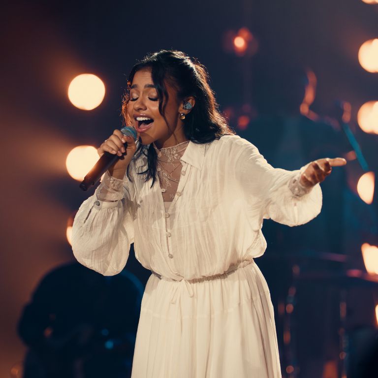 A cantora Julia Vitória lança o single “Restaura o Teu Altar”, que te convida a buscar um relacionamento mais íntimo e verdadeiro com Deus. Foto: Divulgação.