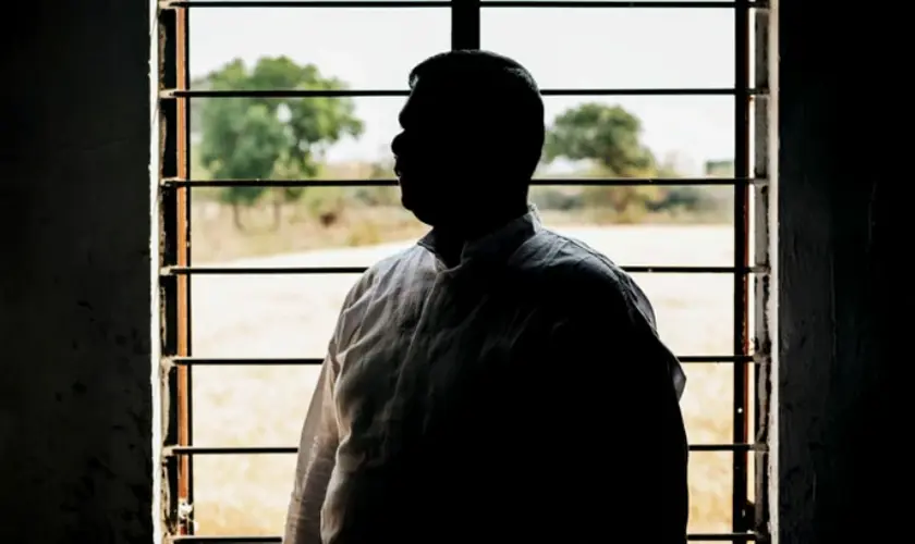 Pastor preso na Índia sobrevive à violência na prisão, ora por filho doente de diretor, que o perseguia, e ele é curado. Foto: Portas Aberta/Ilustrativa
