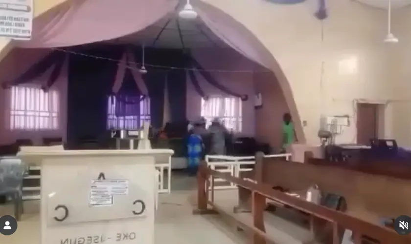 Terroristas invadem igreja durante culto transmitido ao vivo, resultando em mortes e sequestros de cristãos na Nigéria. Foto: Captura de tela/Instagram/Lindaikejiblog