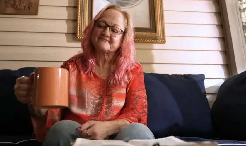 Uma mulher sem paladar por quatro anos testemunha cura instantânea após receber oração durante programa de TV cristão. Foto: Reprodução/CBN News