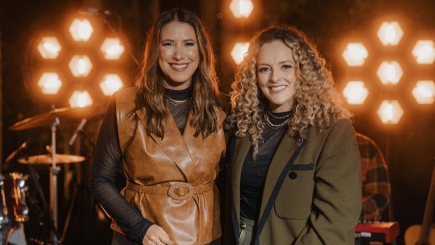 Novo álbum de Ana Nóbrega apresenta composições próprias e versões, com destaque para o dueto em "Santo, Tu És Santo" com Gabi Sampaio. Foto: Divulgação.