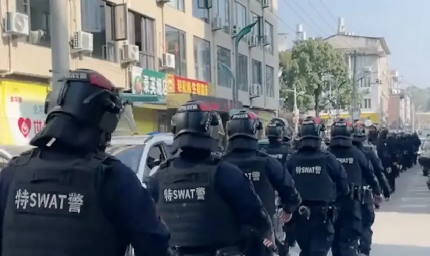 Operações policiais contra igrejas na China resultam em prisões de líderes e fechamento de comunidades não registradas. Foto: Captura de tela/ChinaAid