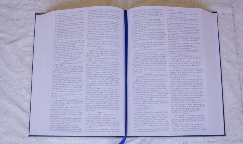 Durante oito meses, grupo de 56 voluntários de uma igreja no Espírito Santo, se dedicou à transcrição manual completa de uma bíblia gigante. Foto: Arquivo pessoal.