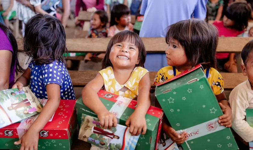 Missão de Franklin Graham enviará 13 milhões de caixas de presentes (Operação Christmas Child) para crianças em 130 países neste Natal. Foto: Facebook/Samaritan’s Purse