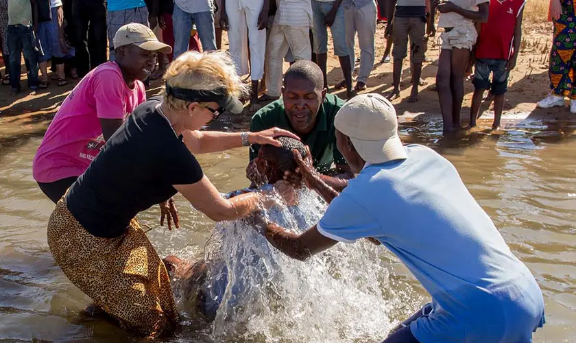 A missionária Heidi Baker compartilha como terroristas em Moçambique aceitaram Jesus após serem perdoados. Foto: rollandheidibaker.org