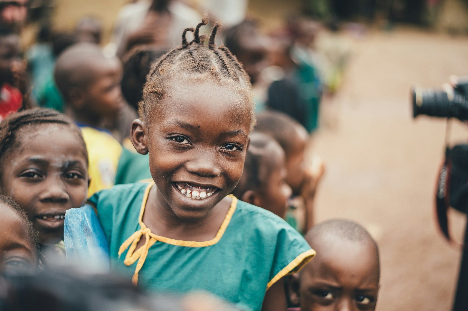 Durante missão na África, uma estudante de psicologia, da escola Mission Flow, presencia a cura de uma criança surda. Foto: Representativa/Unsplash.