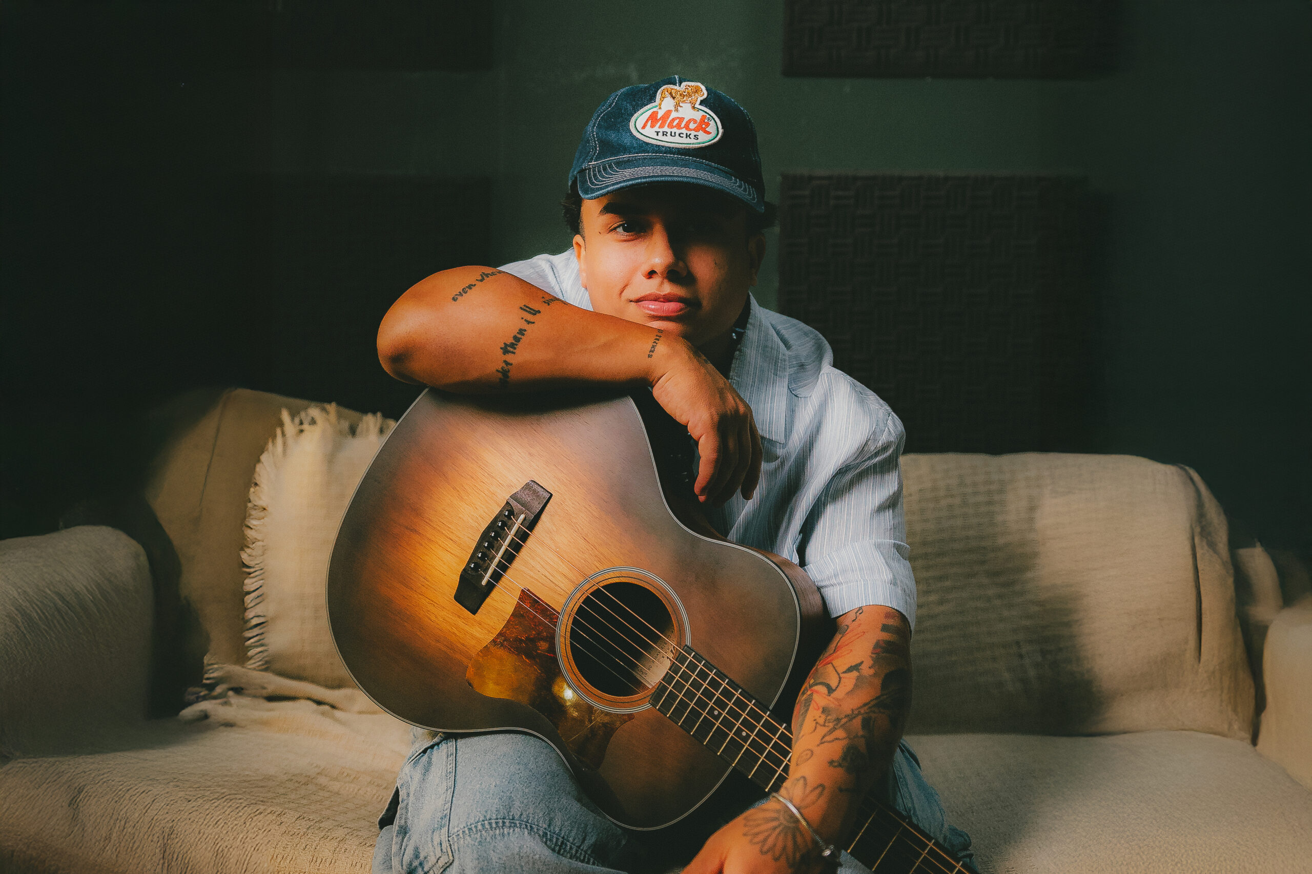 O cantor Norton lança a música “Conversa”, que nasceu da vontade de chamar a atenção dos jovens sobre a importância da oração e do jejum. Foto: Divulgação.