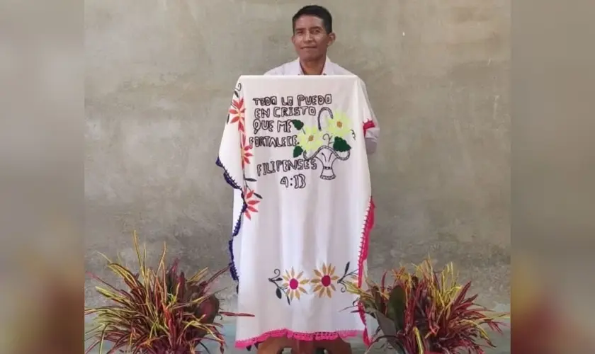 Pastor no México é humilhado publicamente e expulso com sua família após recusar a se ajoelhar na frente de imagem. Foto: Reprodução/Facebook/El Universal Oaxaca