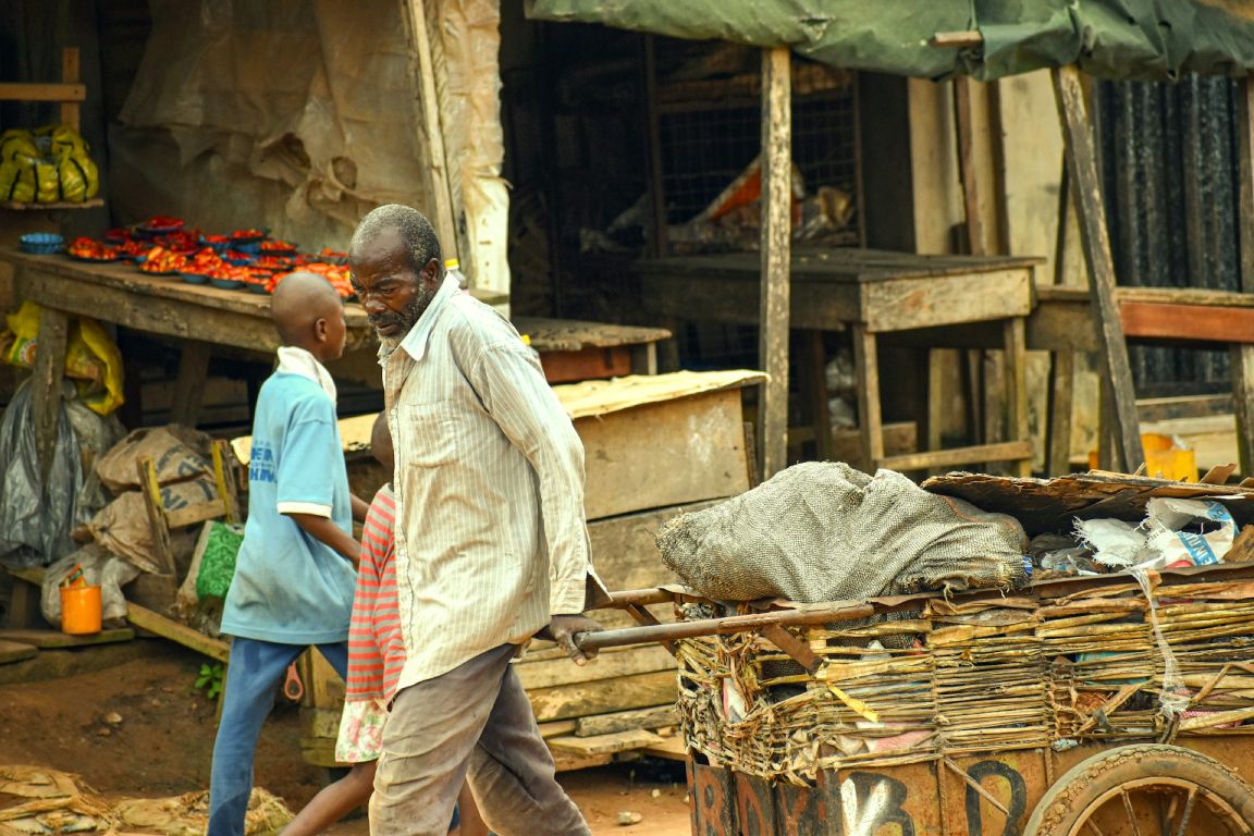 Ataque na Nigéria por um grupo armado em um mercado de rua resultou na morte de um pastor e em mais de 50 pessoas. Foto: Representativa/Unsplash.
