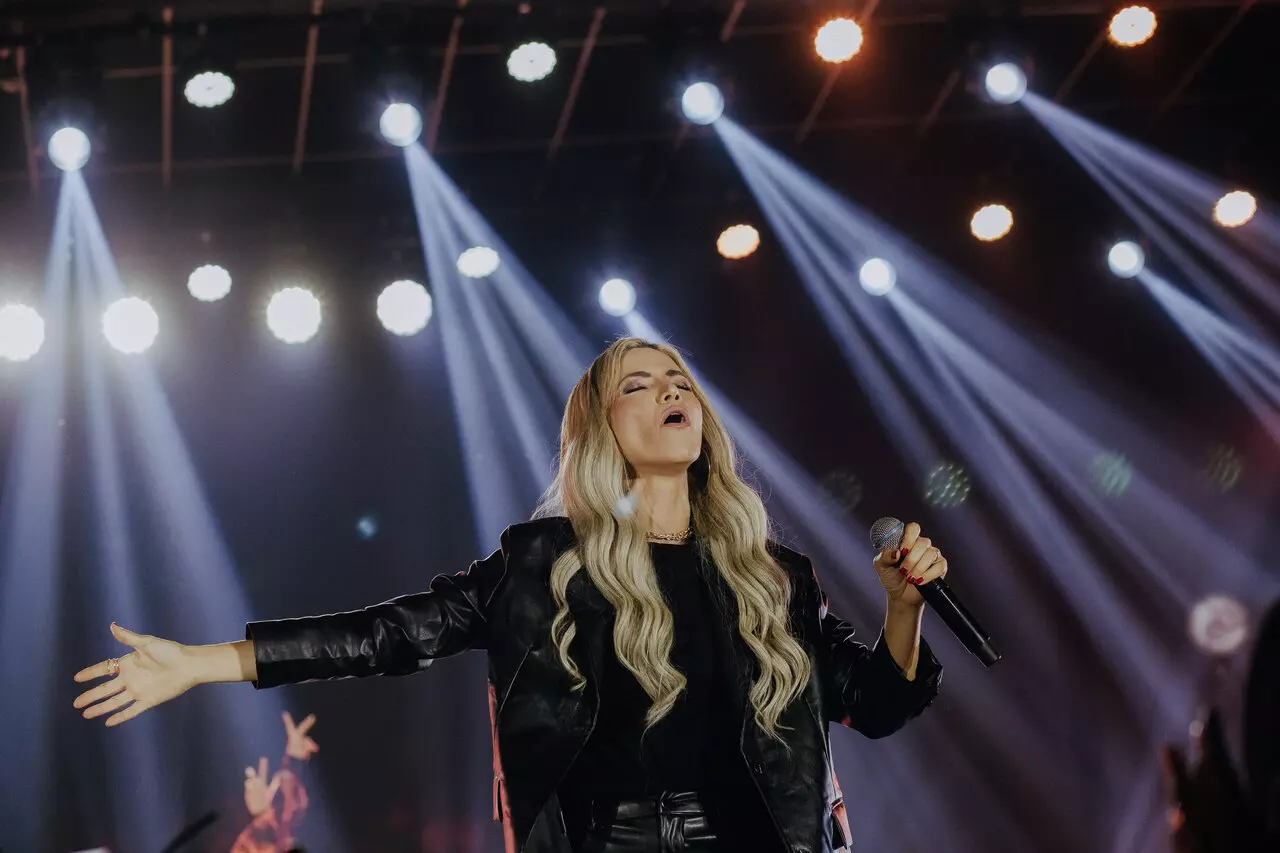 A cantora Marine Friesen lançou recentemente o single “Fogo de Deus”, dando continuidade à divulgação do seu novo EP, intitulado JEOVÁ. Foto: Divulgação.