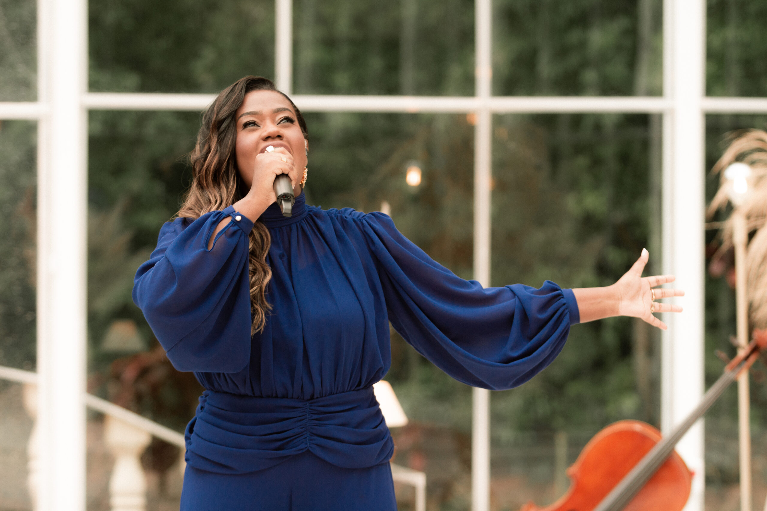 Menos de um mês após a estreia de Nathália Braga na Onimusic com “Quem Tu És?”, a cantora apresenta o álbum completo “Deus É!”. Foto: Divulgação.