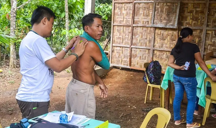 Um homem decidiu entregar sua vida a Jesus após um encontro transformador durante um evangelismo nas Filipinas com atendimentos médicos. Foto: Reprodução/Christian Aid Mission