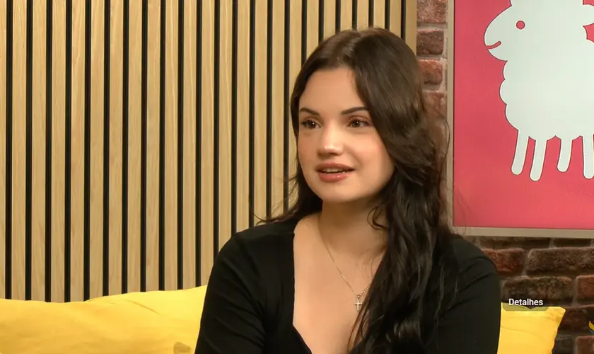 Ex-muçulmana turca tem vida transformada após conhecer Jesus por meio de aplicativo da Bíblia e hoje compartilha seu testemunho de fé. Foto: Reprodução/YouTube/Revive