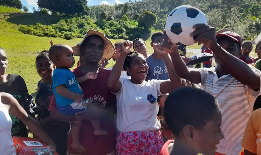 Evangelismo em aldeia remota de Madagascar leva mais de mil pessoas a aceitarem Jesus após ação missionária com crianças e famílias locais. Foto: Reprodução/Samaritan's Purse