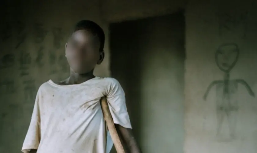 Menino cristão sobrevive a ataque terrorista na Nigéria e se recusa a negar Jesus diante de ameaças de morte. Foto: Global Christian Relief