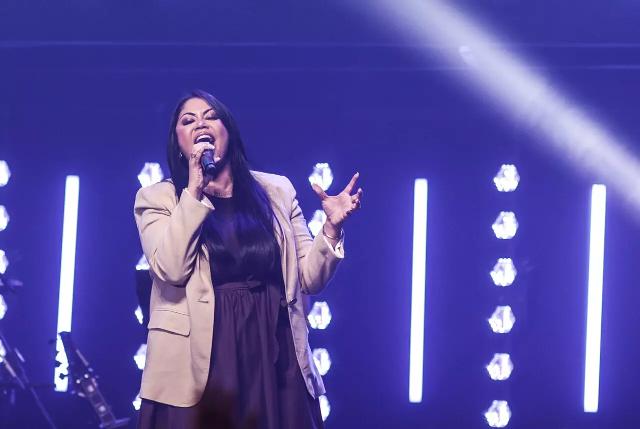 A cantora Gisele Nascimento iniciou uma nova fase com o single “Testemunho de Pedro”, que abre seu mais recente projeto gravado ao vivo. Foto: Divulgação.
