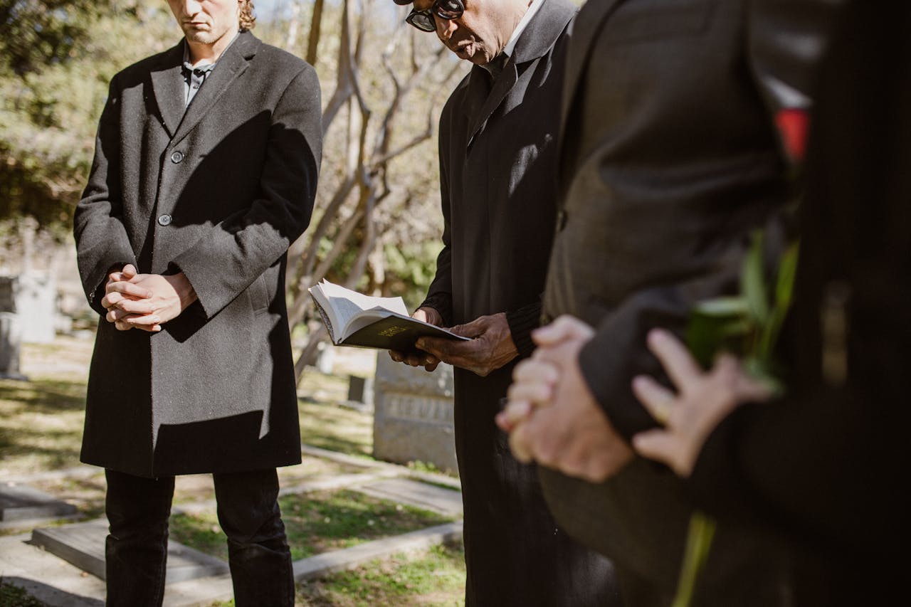 Pastor enfrenta atirador durante funeral nos EUA e, após o susto, 10 pessoas se aceitam a Jesus durante a cerimônia. Foto: Representativa/Pexels.
