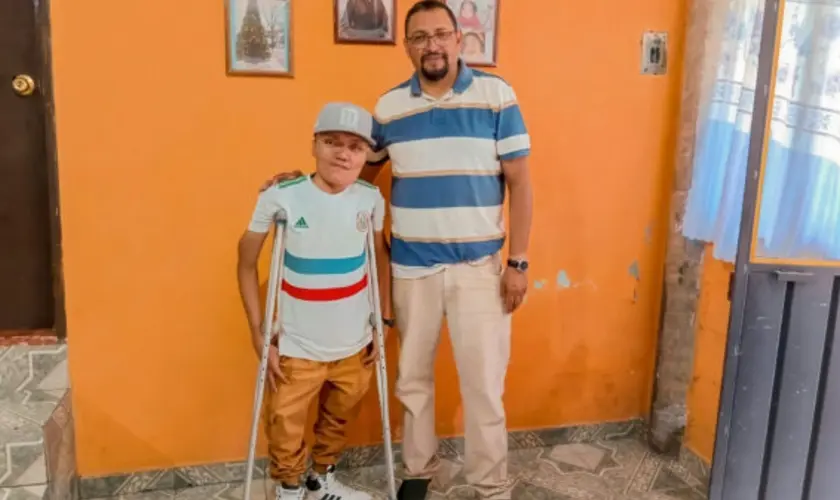 Jovem que vive em uma aldeia remota no México testemunhou transformação após conhecer o Evangelho em meio à luta contra uma doença rara. Foto: Reprodução/IMB
