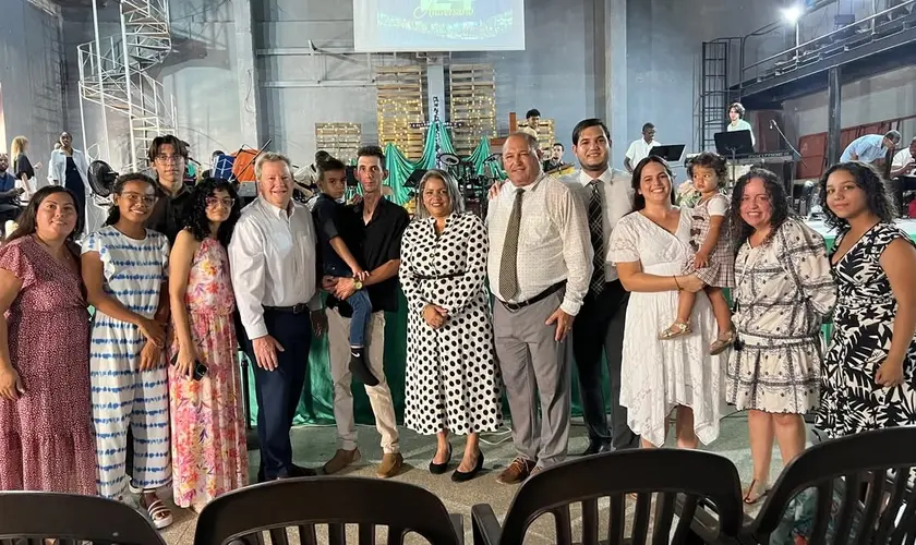 Embaixador dos EUA participou recentemente do Culto de Pentecostes realizado em igreja plantada por missionários em Cuba. Foto: Instagram/bautistaelcalvariocuba