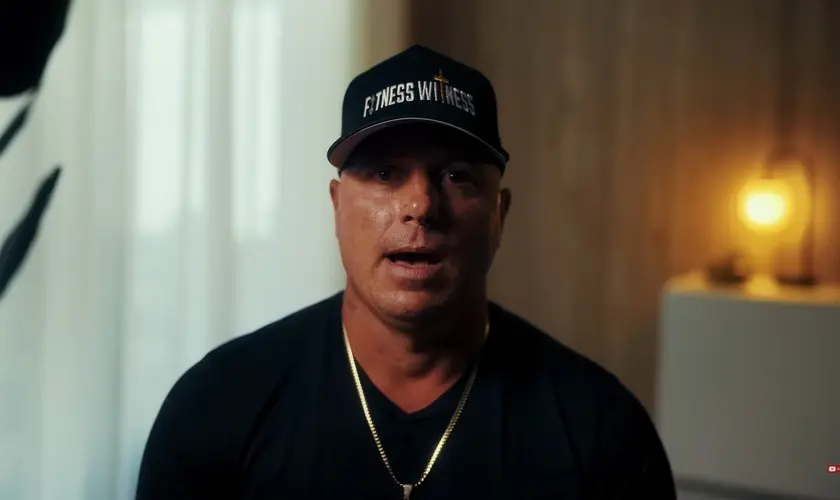 Ex-traficante aceita Jesus na prisão após orações de mãe, superando o crime, o vício e reconstruindo a vida por meio da fé em Jesus. Foto: Reprodução/YouTube/Delafé Testimonies