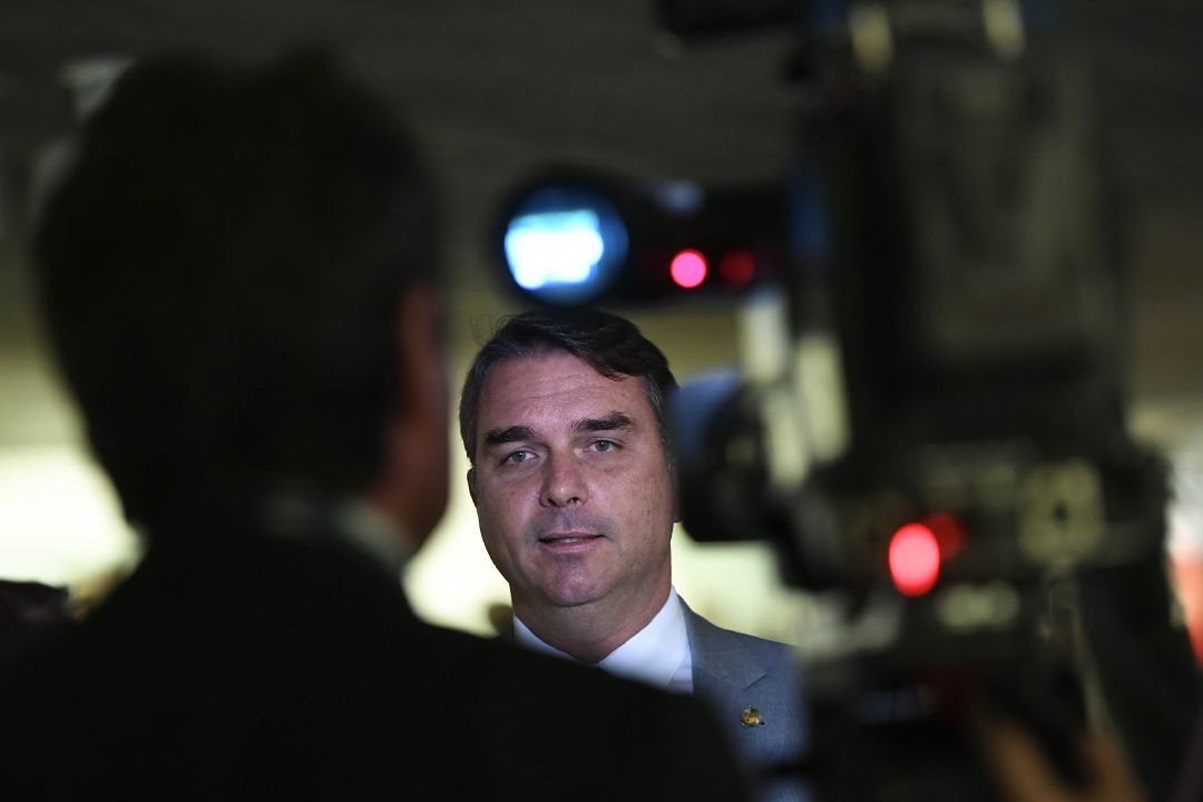 Flávio Bolsonaro vai a culto de Malafaia no Rio