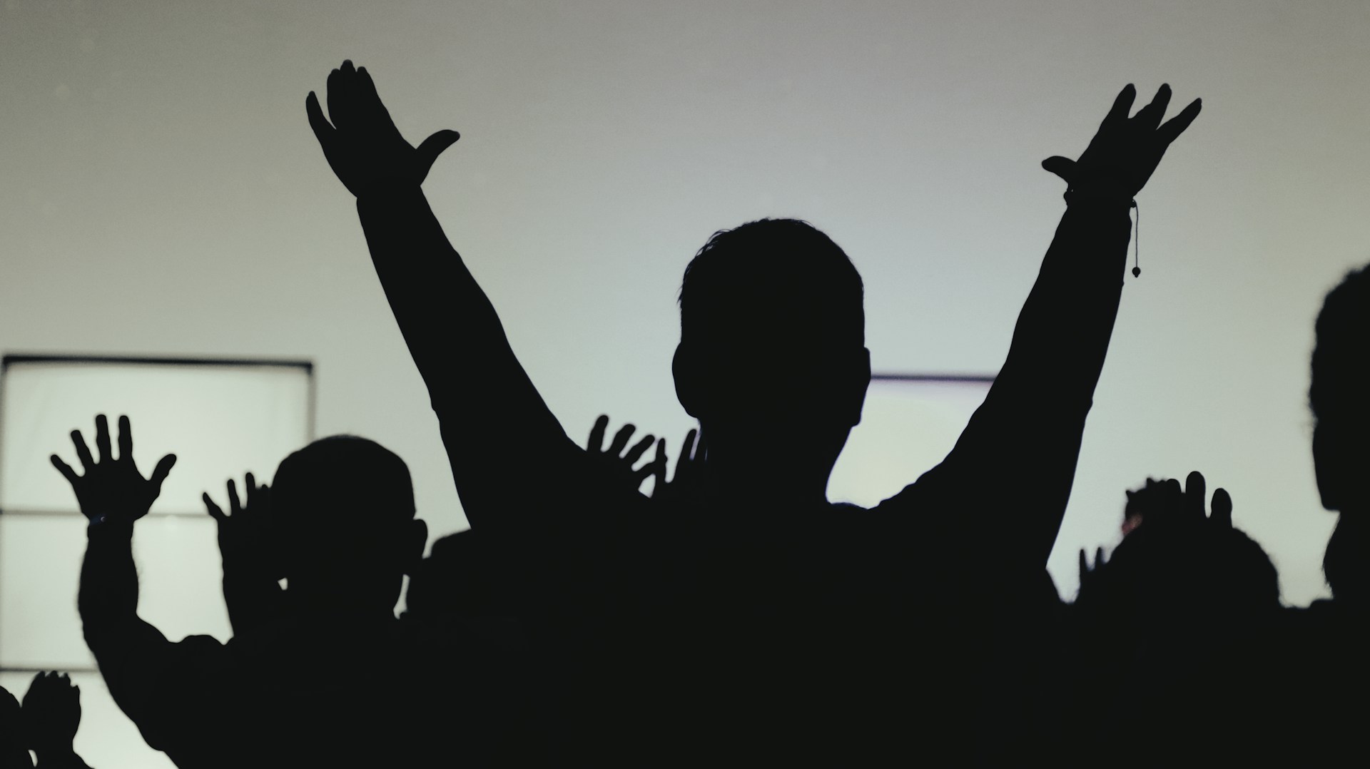 Mesmo em meio à guerra, ao frio extremo e aos apagões, cristãos na Ucrânia continuam firmes na fé e encontrando esperança em Jesus. Foto: Representativa/Unsplash.