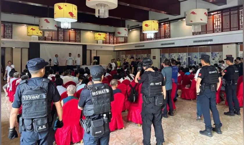 Policiais invadem o culto de uma igreja doméstica na China e levam cristãos, incluindo crianças, durante fiscalização. Foto: ChinaAid