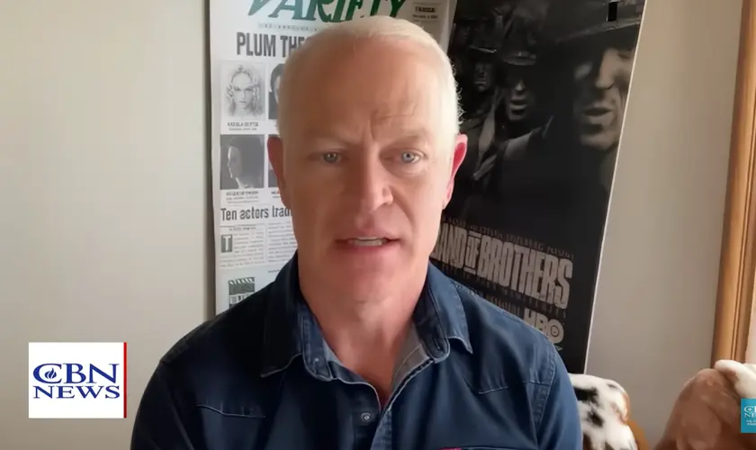 O ator de Hollywood, Neal McDonough, voltou a falar sobre a importância de Deus em sua vida durante uma entrevista recente. Foto: Reprodução/YouTube/CBN News