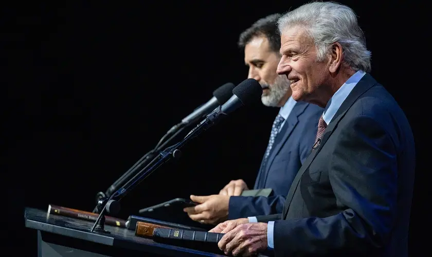 Ex-ateu entrega sua vida a Jesus durante pregação de Franklin Graham no Festival da Esperança em Madri, evento que reuniu milhares de pessoas. Foto: BGEA