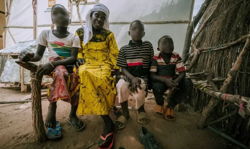 Família da Nigéria sobreviveu aos ataques do Boko Haram e testemunha como a fé em Deus trouxe esperança em meio à perseguição e ao sofrimento. Foto: Reprodução/Global Christian Relief