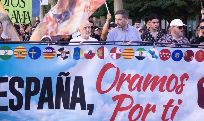 Cristãos na Espanha se unem em mobilização de oração, intercedendo pela nação, famílias, autoridades e pelos desafios enfrentados pelo país. Foto: Instagram/protestantedigital