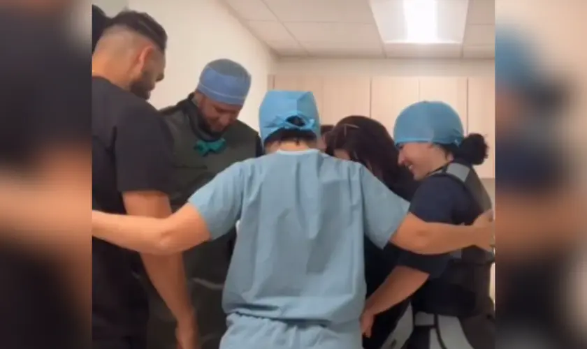Equipe médica ora antes do atendimento de pacientes e dedica a rotina hospitalar a Deus em busca de direção e sabedoria. Foto: Captura de tela/Instagram/drchristyanthony