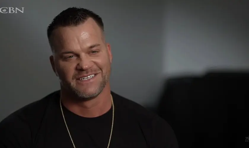 Ex-jogador da NFL e ator supera tentativa de suícidio e é restaurado após conhecer Jesus em evangelismo em hospital. Foto: Reprodução/CBN News