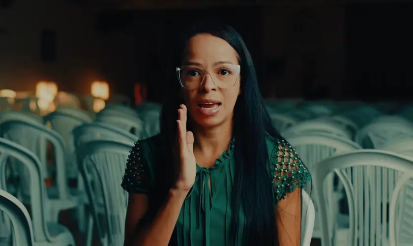 Ex-líder de gangue testemunha como foi transformada por Jesus após encontro sobrenatural com cristão que orou por ela. Foto: Reprodução/YouTube/Poder de Deus