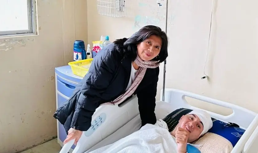Jovem sobrevive a grave acidente de moto no Equador, entrega a vida a Jesus e testemunha transformação pela fé. Foto: Reprodução/Notícias Adventistas