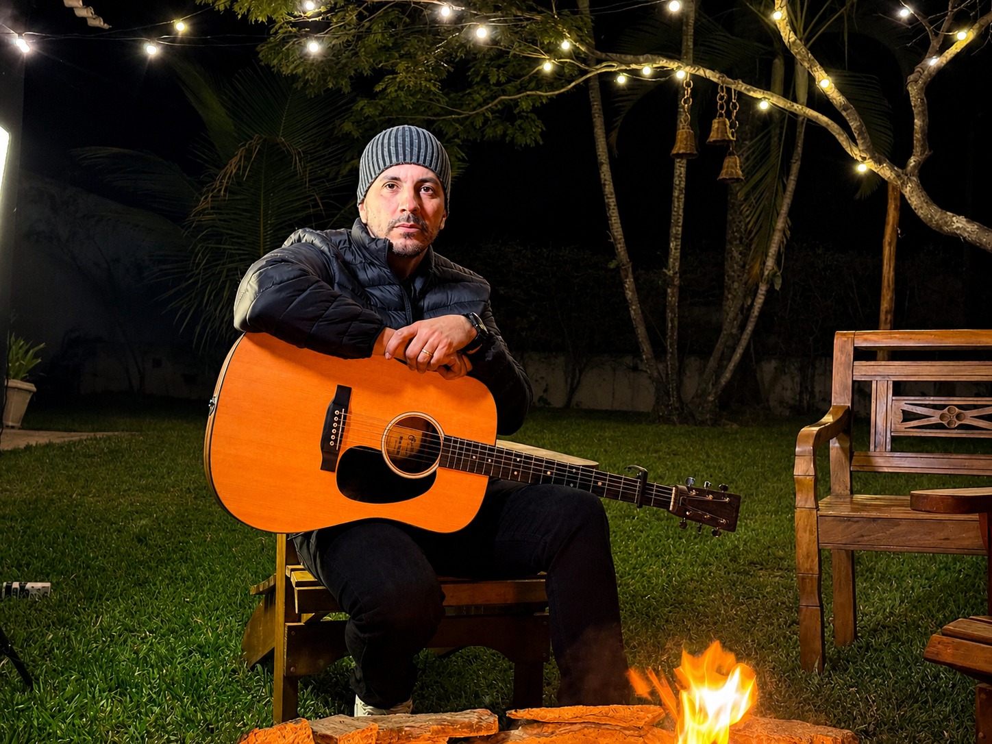 O cantor e compositor Stéfanno Dias lança o single “Relacionamento”, que traz uma mensagem sobre intimidade com Deus. Foto: Divulgação.