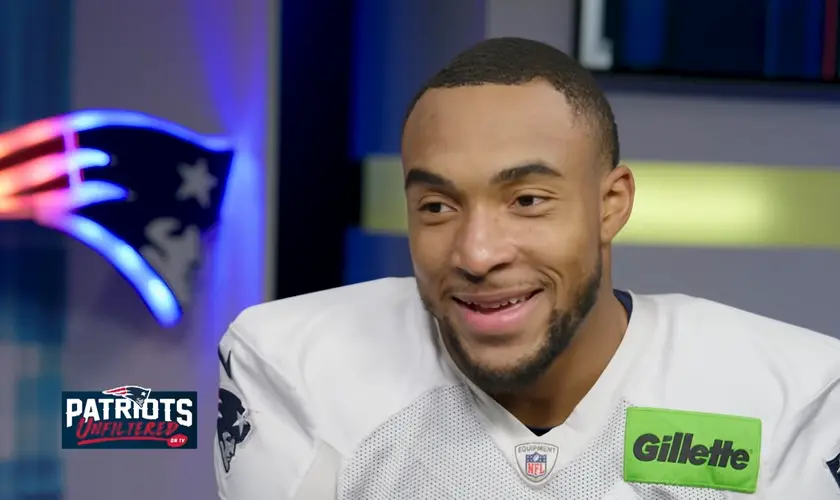 O jogador da NFL, TreVeyon Henderson, chamou atenção nas redes sociais após compartilhar uma reflexão sobre fé e dependência de Jesus. Foto: Captura de tela/YouTube/New England Patriots