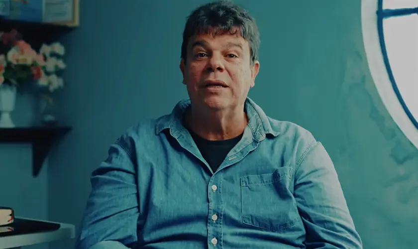Pastor enfrenta dificuldades financeiras e relata como recebeu ajuda de Deus para sustentar sua família em um momento de escassez. Foto: Reprodução/YouTube/PODER DE DEUS