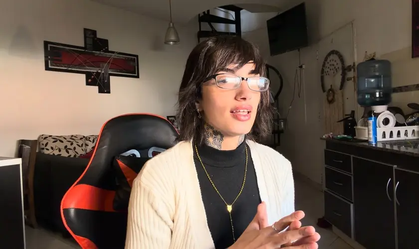 A criadora de conteúdo adulto Natalia Cabrera, conhecida nas redes sociais como “Tía Nati”, deixa o OnlyFans após encontro com Jesus. Foto: Reprodução/YouTube/la tia nat