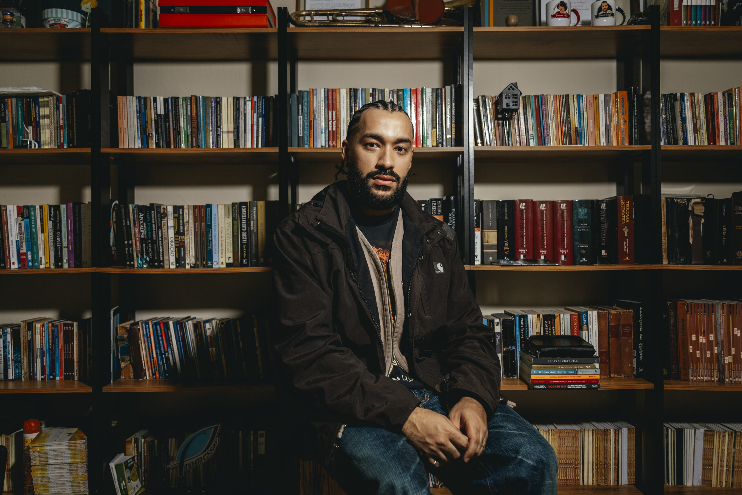Conhecido por unir a profundidade do rap à reflexão filosófica, o compositor e rapper Asaph lançou o álbum ''Jeremias''. Foto: Divulgação.
