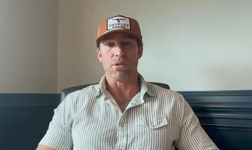 Após sofrer queimaduras de terceiro grau em 20% do corpo, o ex-jogador da NFL testemunha que sua sobrevivência foi um milagre de Deus. Foto: Reprodução/YouTube/CBS Austin