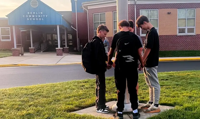 Estudantes cristãos promovem evangelismo em escolas nos EUA, criando clubes de oração e compartilhando o Evangelho com seus colegas. Foto: Reprodução/AG News