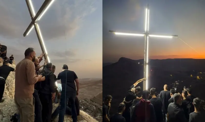 Cristãos na Síria erguem grande cruz iluminada no topo de uma montanha com vista para a cidade, em uma demonstração pública de fé em Jesus. Foto: Reprodução/Instagram/merianwakin