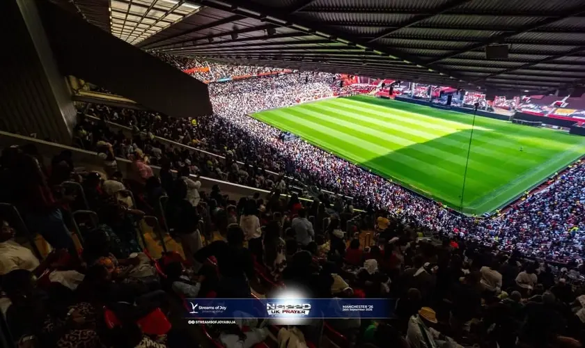 Milhares de cristãos se reúnem no estádio de Manchester para orar, louvar e buscar um despertar espiritual na Inglaterra. Foto: Instagram/streamsofjoyinternational