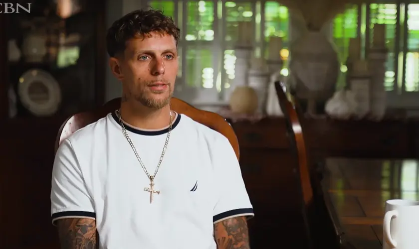 Ex-traficante abandona as drogas, entrega sua vida a Jesus e encontra paz e propósito após anos vivendo em meio à violência e ao vício. Foto: Reprodução/CBN News
